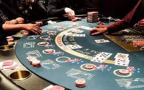 Aplikasi mobile sensasibet77 menampilkan meja live dealer dan menu navigasi yang jelas